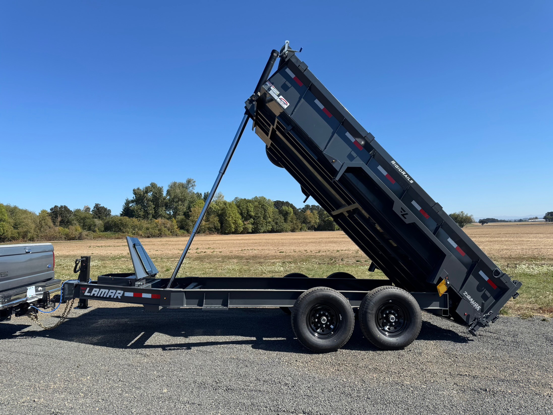 Dump trailer rentals Portland Oregon - 7x14ft hydraulic dump trailers for construction debris and landscaping in Salem area